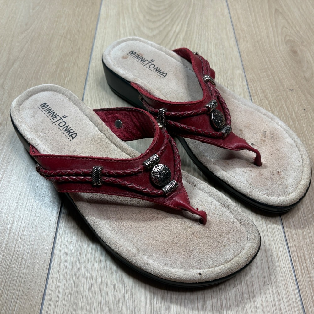 Minnetonka Womens Silverthorne Red Leather Braided Concho Thong Wedge Sandals 8